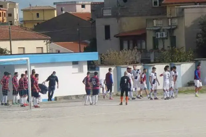 Il Ploaghe calcio, in maglia bianca, contro il Campanedda (foto Tellini)
