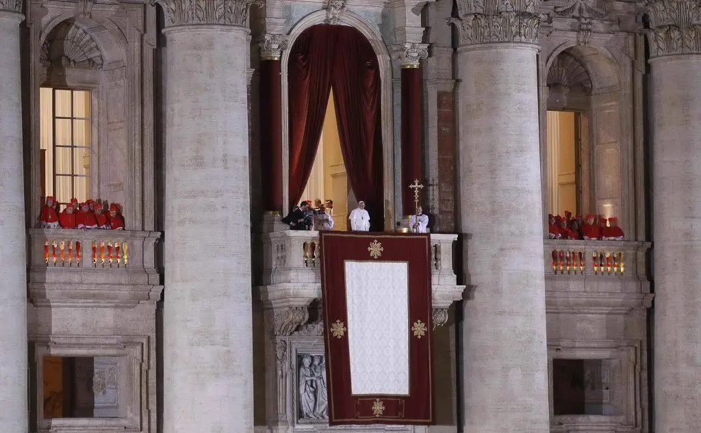 Papa Francesco si affaccia al balcone