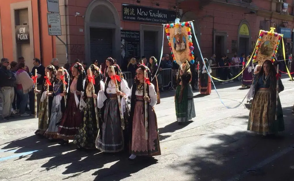 Abiti tradizionali al corteo (foto L'Unione Sarda - Vercelli)