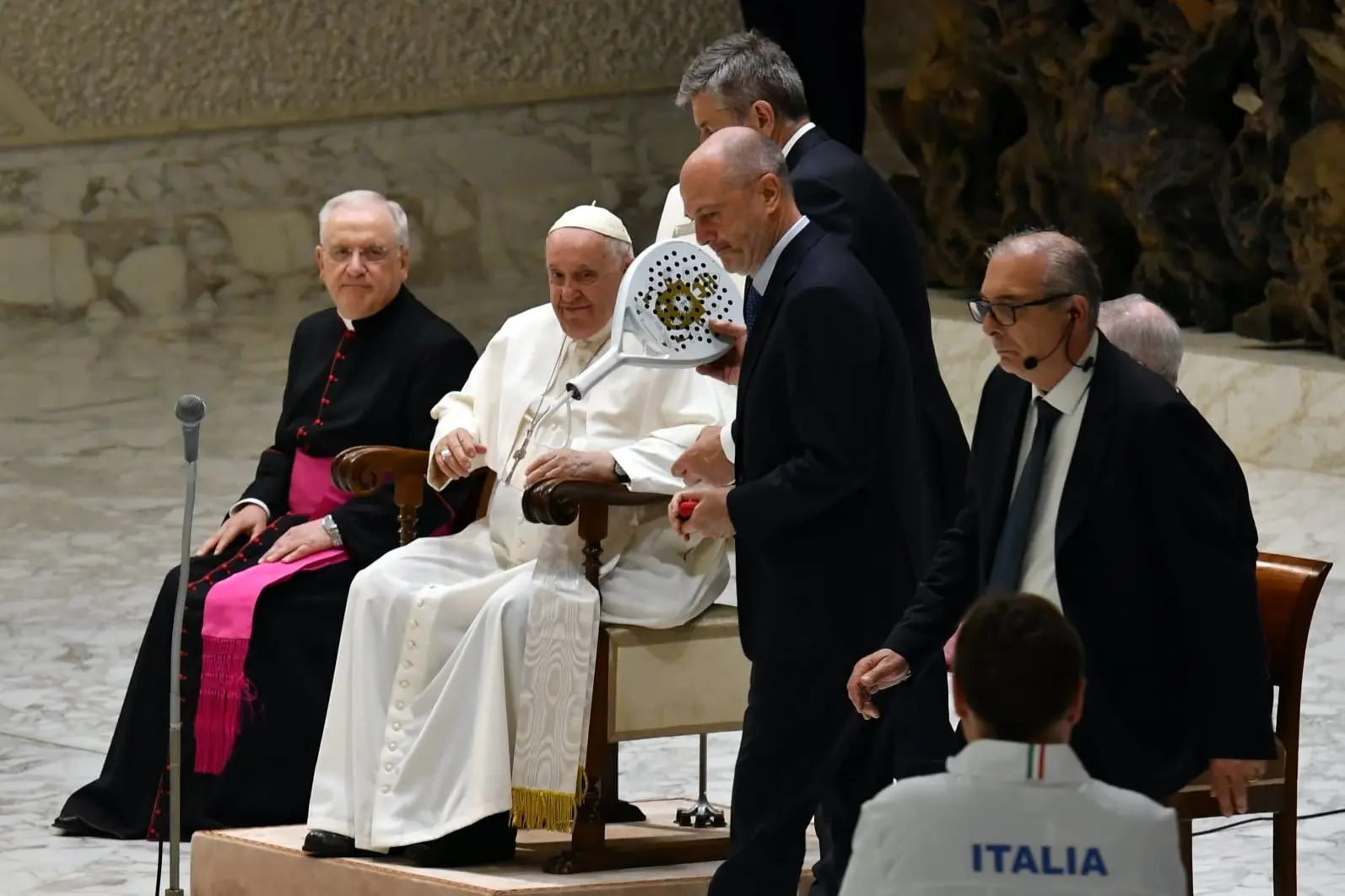 Il presidente della Fitp Angelo Binaghi regala una racchetta da padel a Papa Francesco (Foto Adelchi Fioriti / FITP)