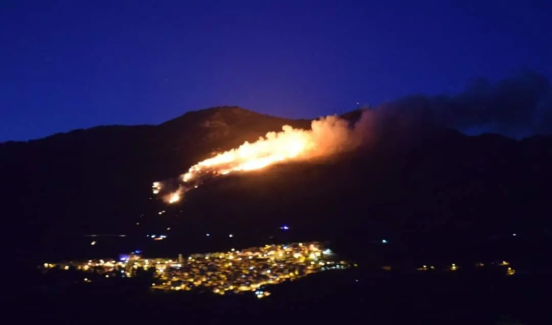 L'incendio a Gairo (foto Facebook-Roberto Marino Marceddu)