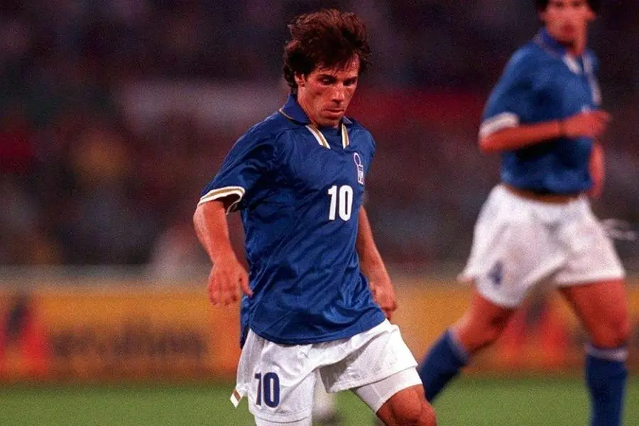 Zola con la maglia della Nazionale, con cui ha segnato dieci gol