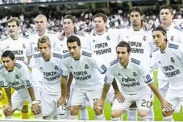 Il Real Madrid con la maglia &quot;Forza Cassano&quot;