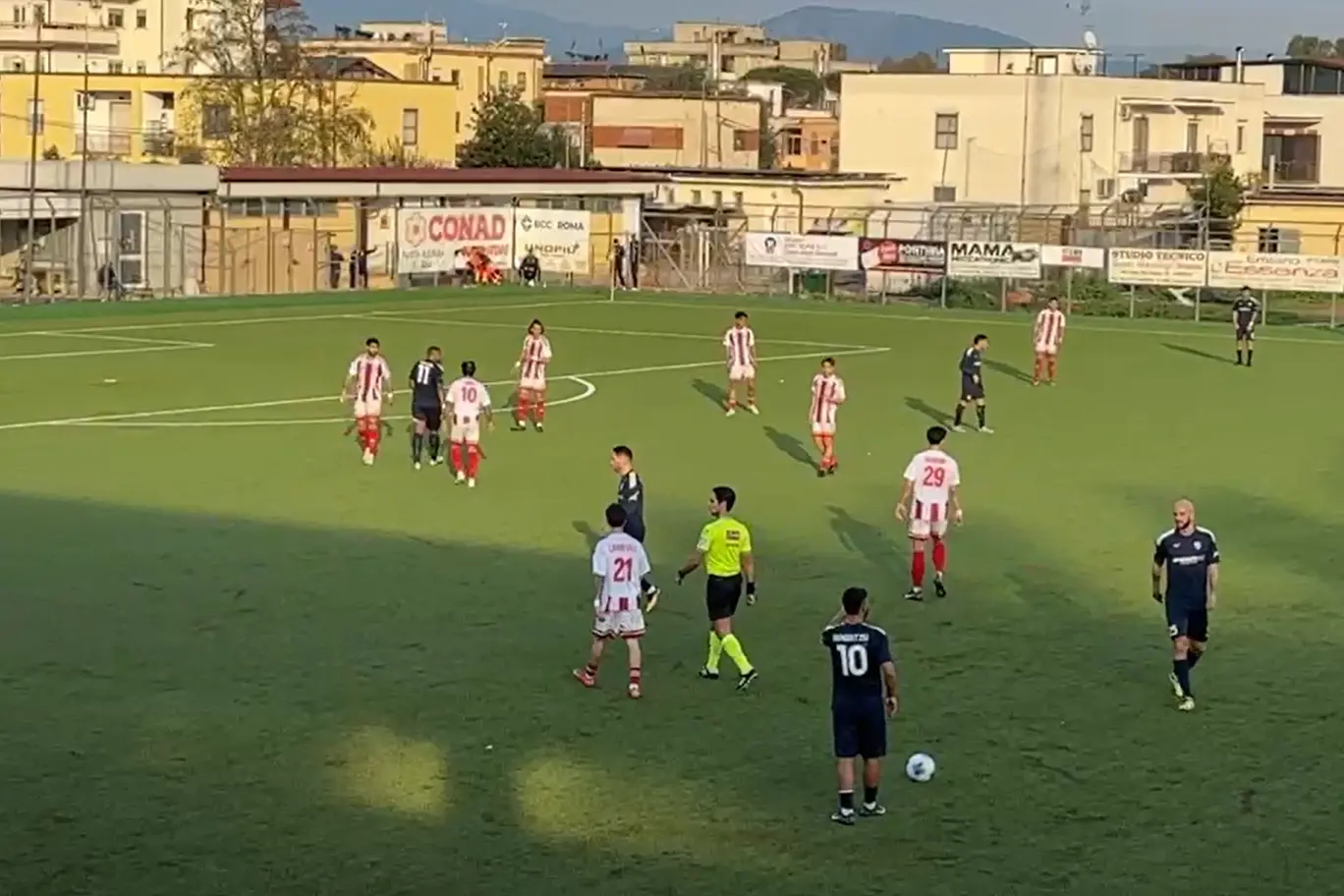 Ragatzu si prepara a battere una punizione contro l'Anzio (foto Ilenia Giagnoni)