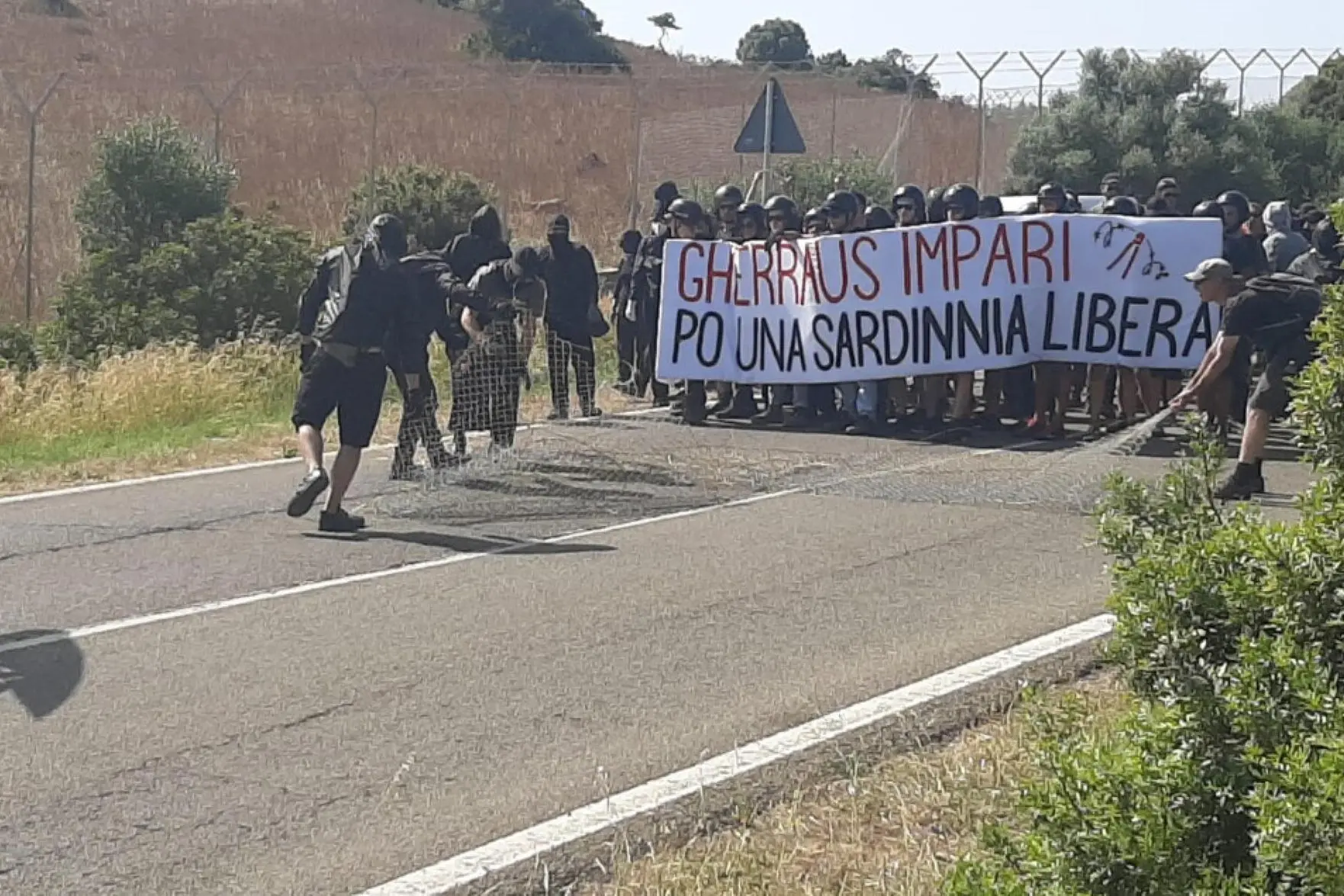 Il corteo di protesta contro le esercitazioni Nato Mare Aperto 2022, in corso davanti al poligono di Teulada, Sant'Anna Arresi, 22 maggio 2022. ANSA/FABRIZIO FOIS.