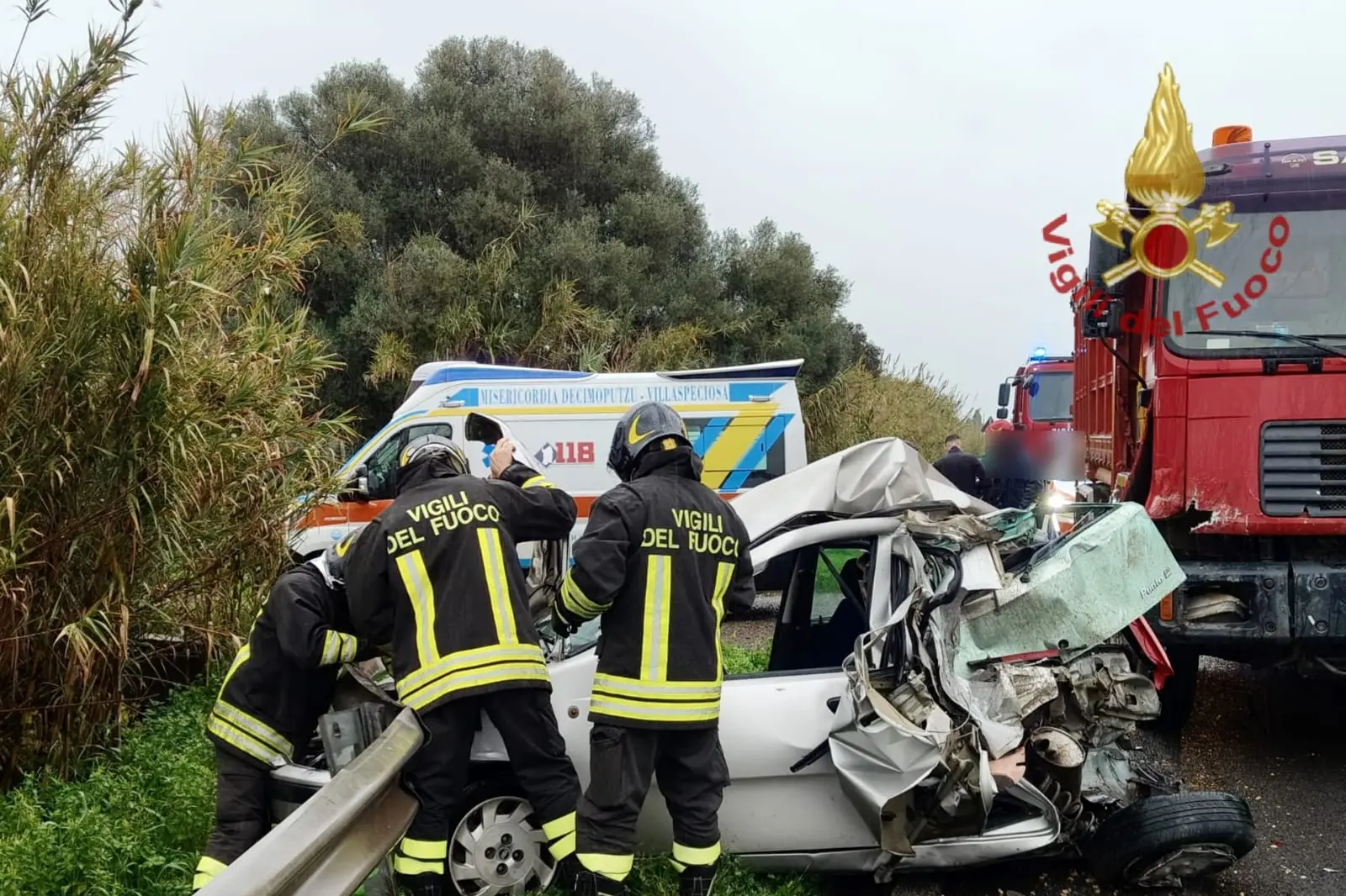Assemini, l'auto semidistrutta nell'incidente sulla 130 (foto vigili del fuoco)