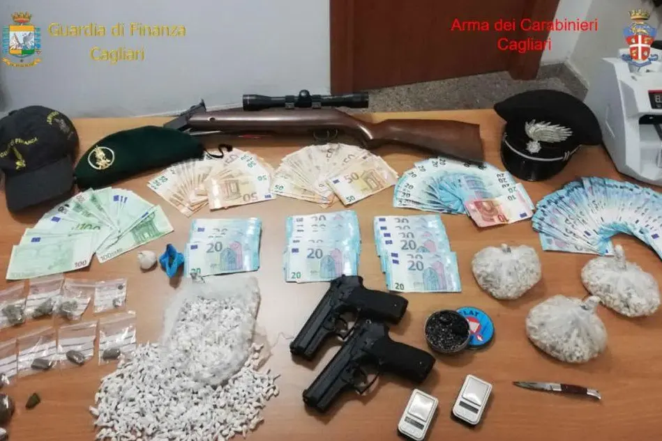 La droga, i soldi e il materiale finiti sotto sequestro (Foto Guardia di Finanza - Carabinieri)
