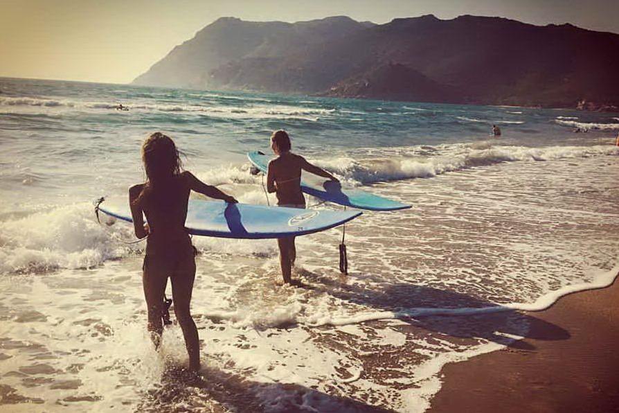 A Porto Ferro gara di surf riservata alle donne: guest star Ivana Usai e Marta Maggetti