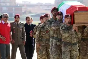 La bara del militare Di Lisio (foto: Ansa)
