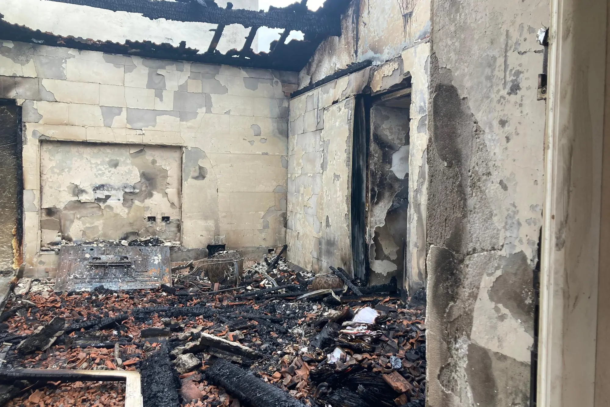 La casa rurale distrutta dalle fiamme a Porto Torres (foto Pala)