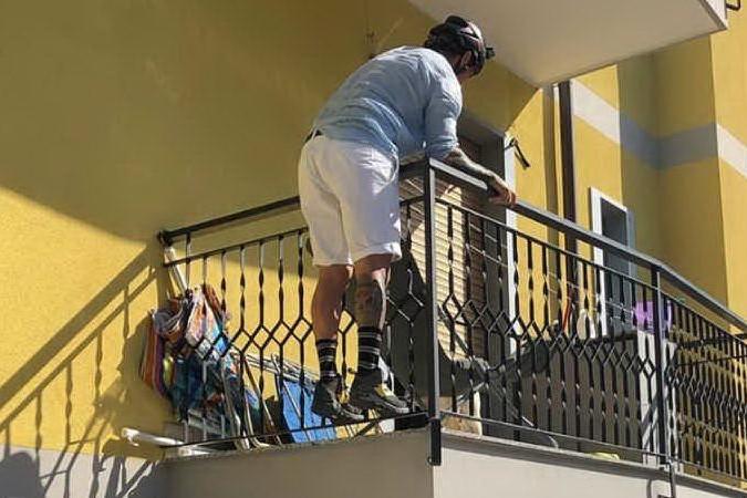 Cane rinchiuso sul terrazzo sotto il sole: il salvataggio di Vittorio Brumotti