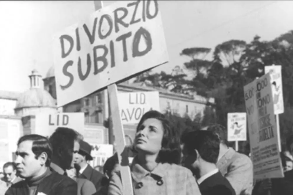Manifestazione a favore del divorzio. La legge entrò in vigore il 18 dicembre 1970. Nel 1974 il referendum abrogativo: i no prevalsero col 59,30% dei voti