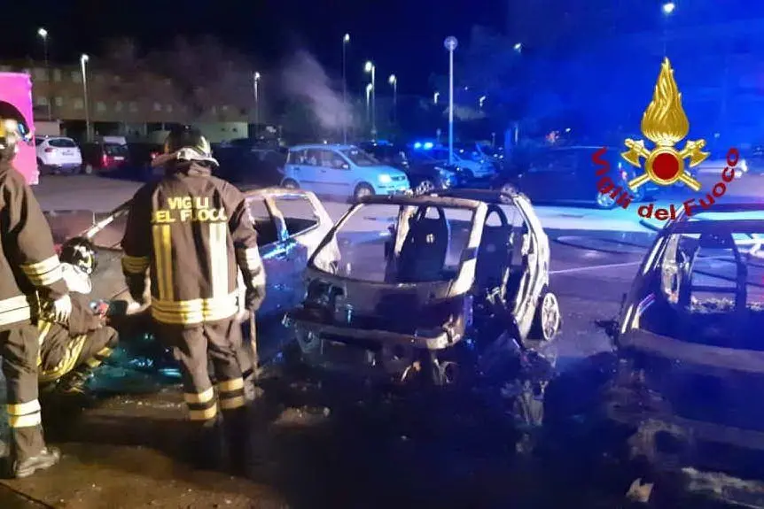 Le auto incendiate (foto vigili del fuoco)