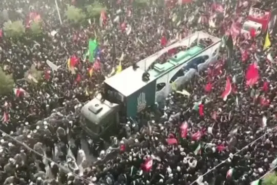 In migliaia nella città santa Qom: il quarto giorno funerali Khamenei