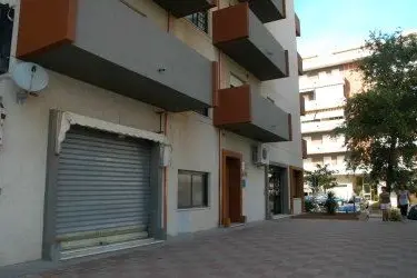 La serrande del salone del barbiere di Carbonia