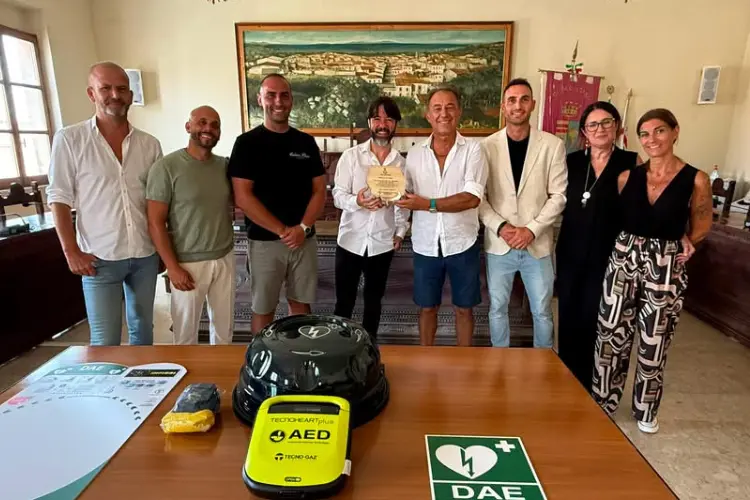 La cerimonia di consegna del defibrillatore (foto concessa)