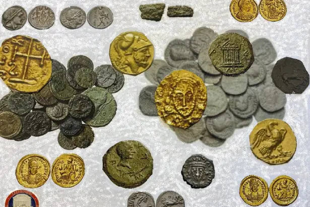 Le monete sequestrate (foto carabinieri)