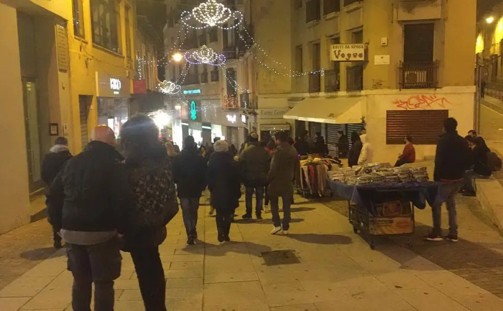 Tante le persone in piazza a Cagliari
