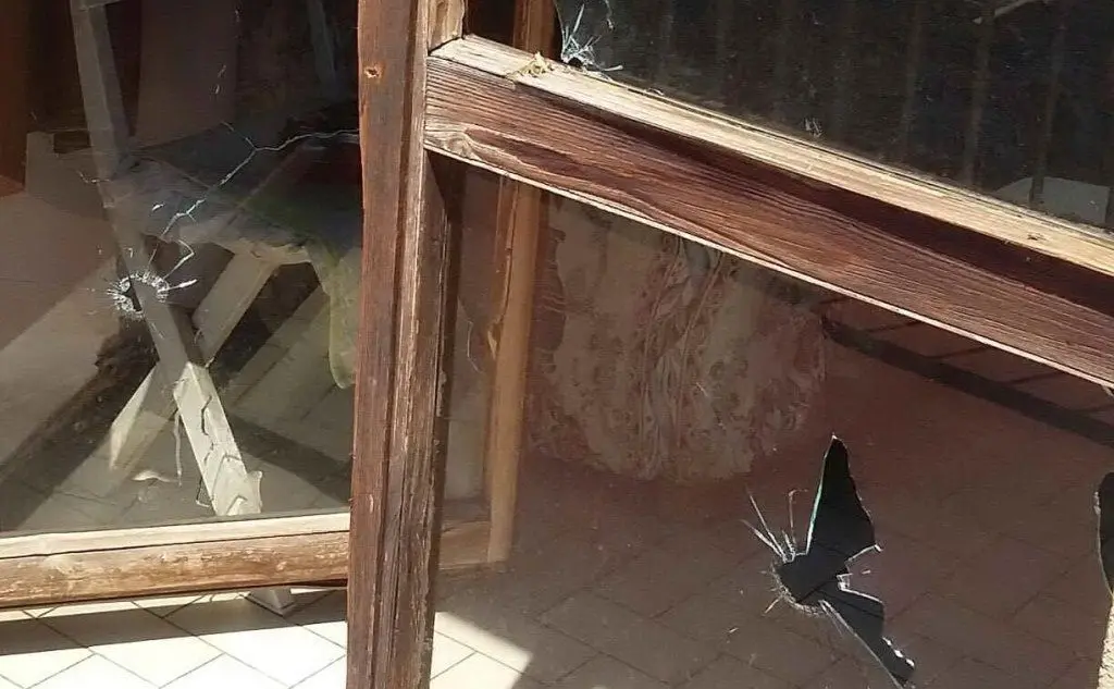Gli spari hanno rotto i vetri di una veranda
