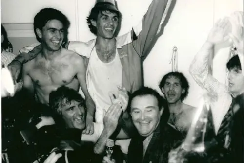 Gianni Vasino (in basso, al centro) nel 1988, mentre intervista i calciatori del Milan (foto Wikipedia)