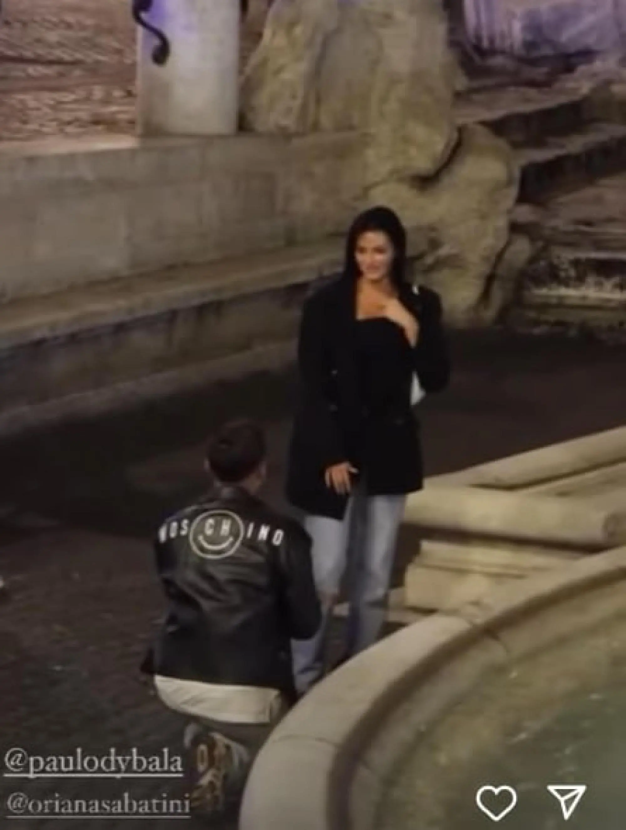 Dybala in ginocchio per la proposta di matrimonio (foto Instagram)