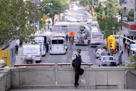 Toronto, uomo armato vicino a una scuola ucciso dalla polizia (foto Ansa/Epa)