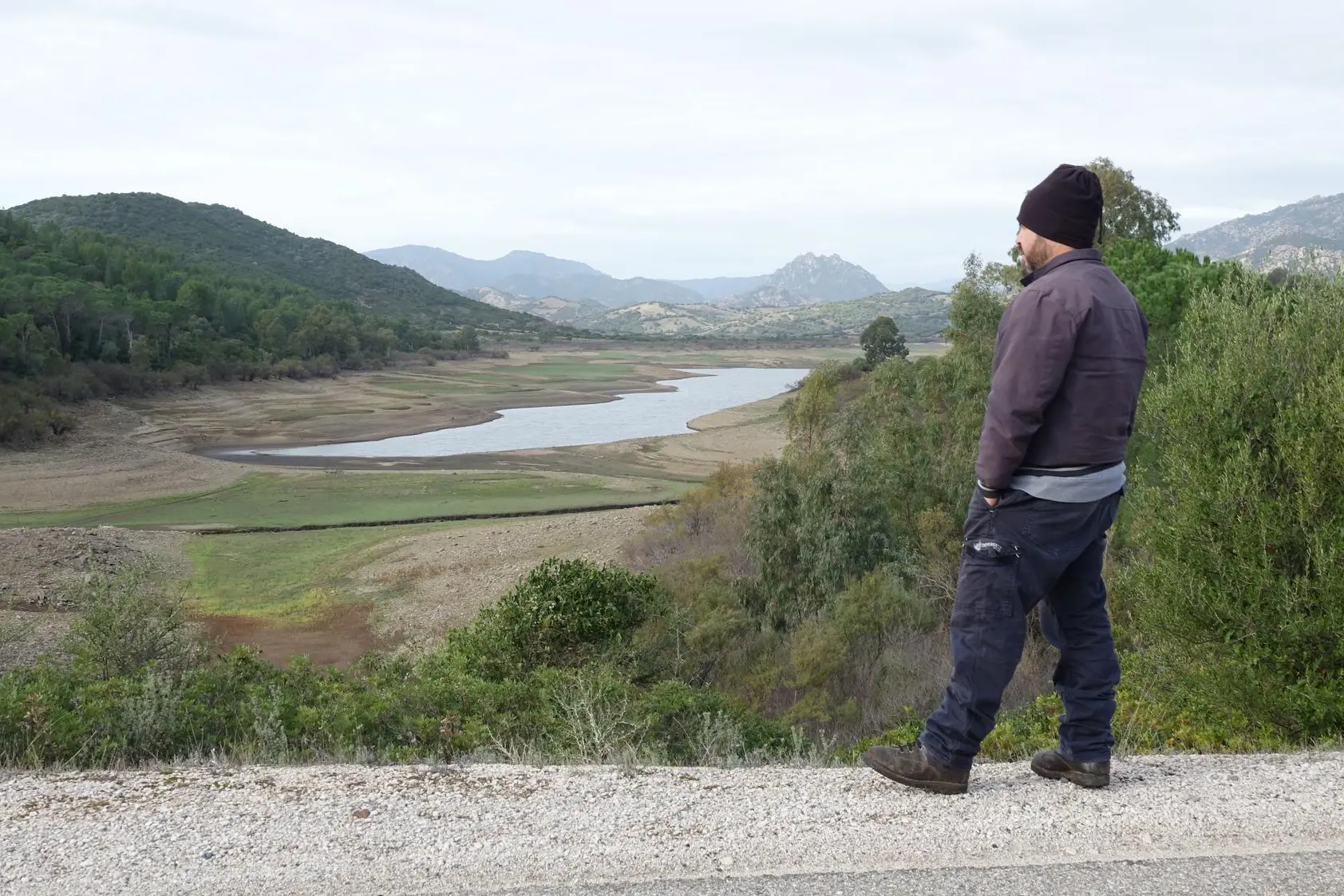 Un allevatore guarda la situazione della diga Maccheronis (Foto: G.L.)