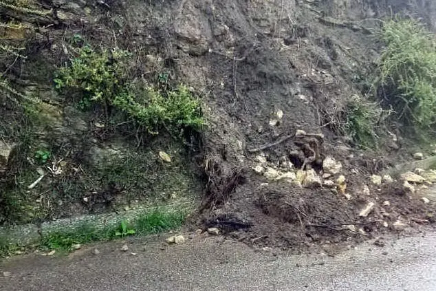 Un piccolo smottamento in una strada di campagna di Genoni (Foto A.Pintori)