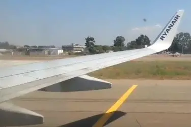 L'aereo Ryanair appena atterrato all'aeroporto di Elmas