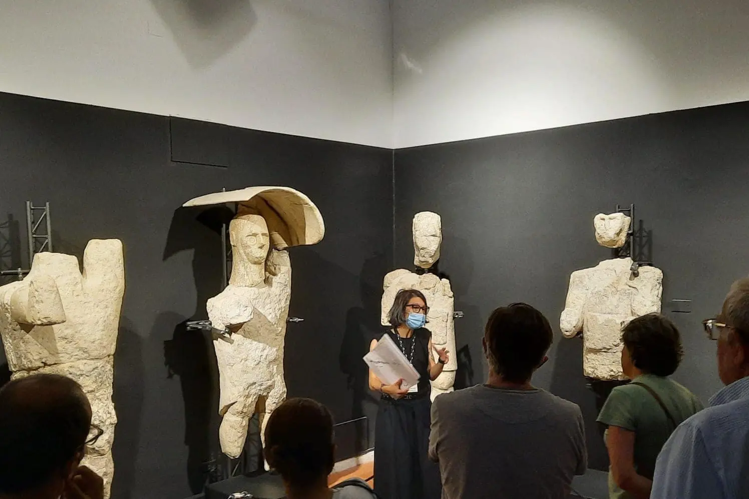 I visitatori all'interno del museo civico di Cabras (foto concessa)
