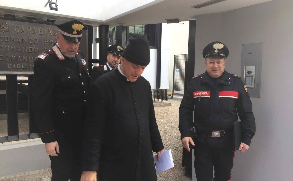 Il parroco con i carabinieri (foto L'Unione Sarda-Vercelli)