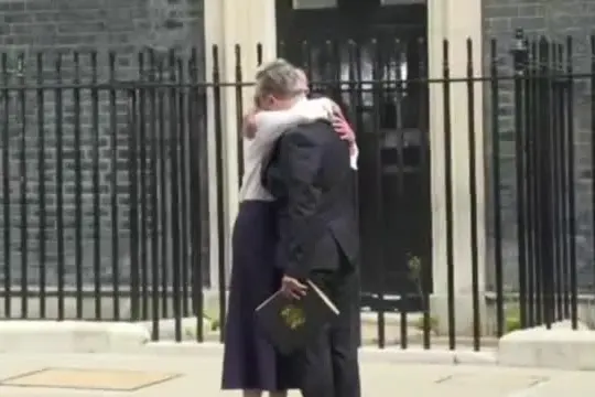 Starmer lascia Downing Street, il Labour apre la successione