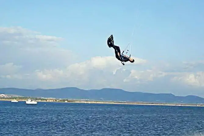 Il kitesurfer Francesco Contini in allenamento