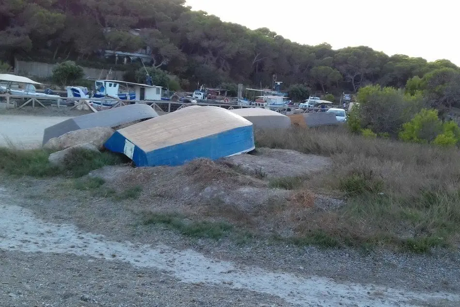 Un deposito di barchini a Porto Pino (foto Scano)