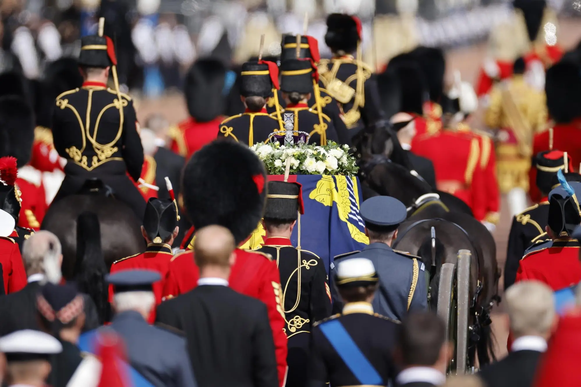 epa10183699 The coffin containing the body of Britain's Queen Elizabeth II, draped in the royal standard with the Imperial State Crown on top, is transported on a gun carriage of the King's Troop Royal Horse Artillery from Buckingham Palace to Westminster Hall followed by members of the royal family in London, Britain, 14 September 2022. After a short service, the Queen’s lying in state will begin, lasting for four days and ending on the morning of the state funeral on the 19 September. EPA/TOLGA AKMEN