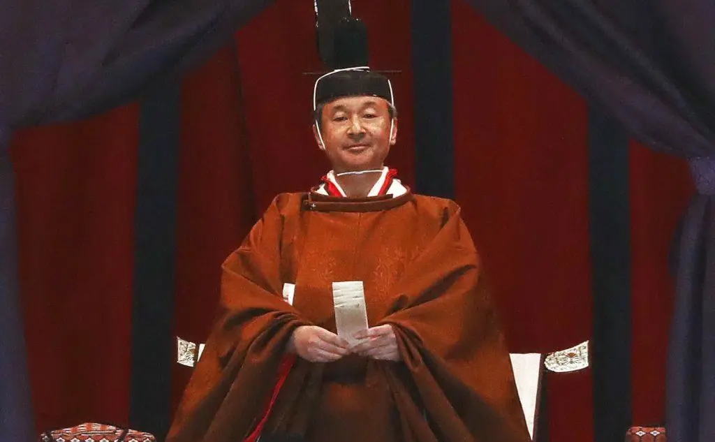 Il sovrano subentra al padre Akihito (in foto Naruhito)