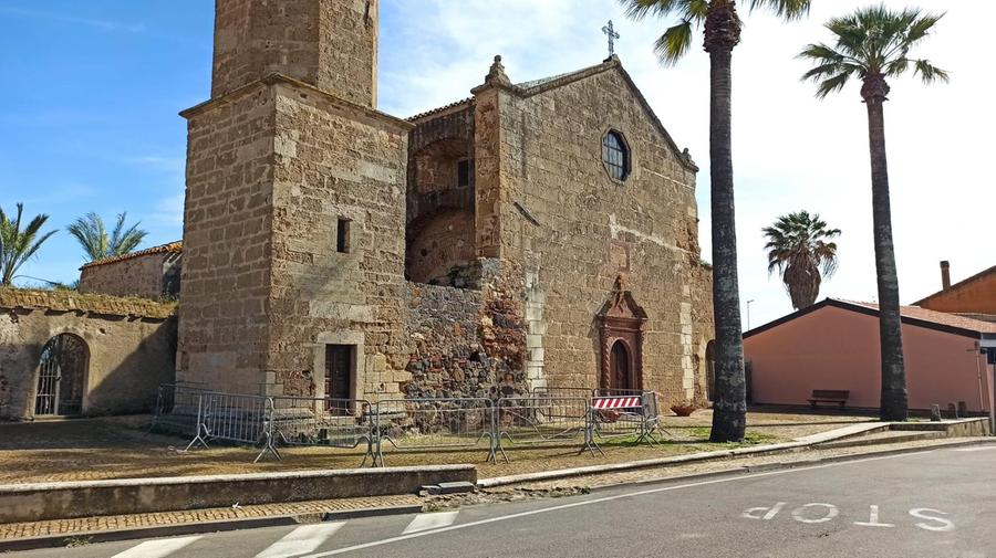 Massama, campanile deteriorato e transenne: il caso approda in Consiglio