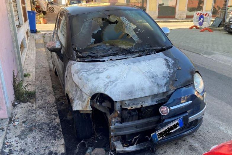 La Fiat 500 incendiata (foto L'Unione Sarda - Pala)