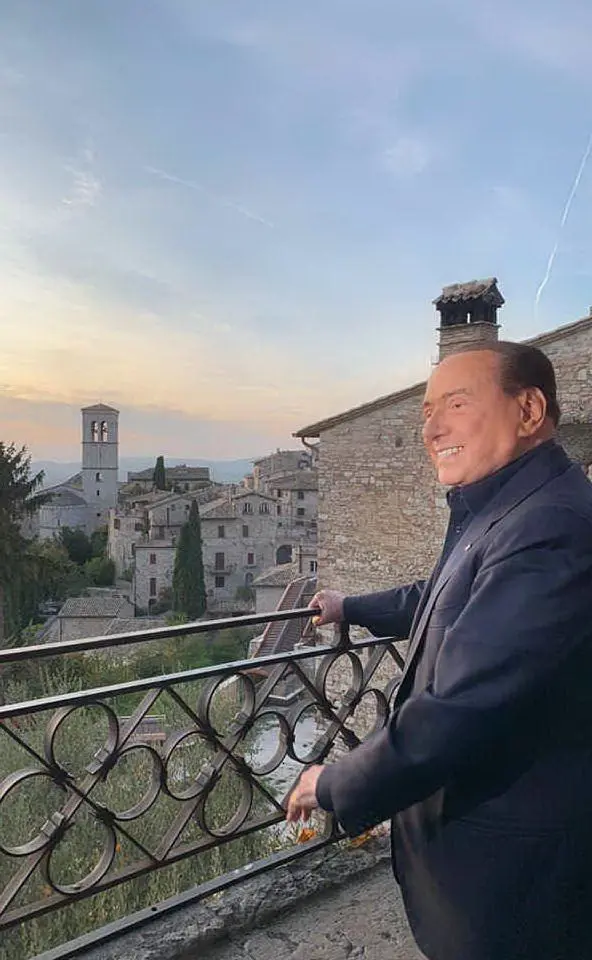 Silvio Berlusconi ad Assisi (foto Facebook)
