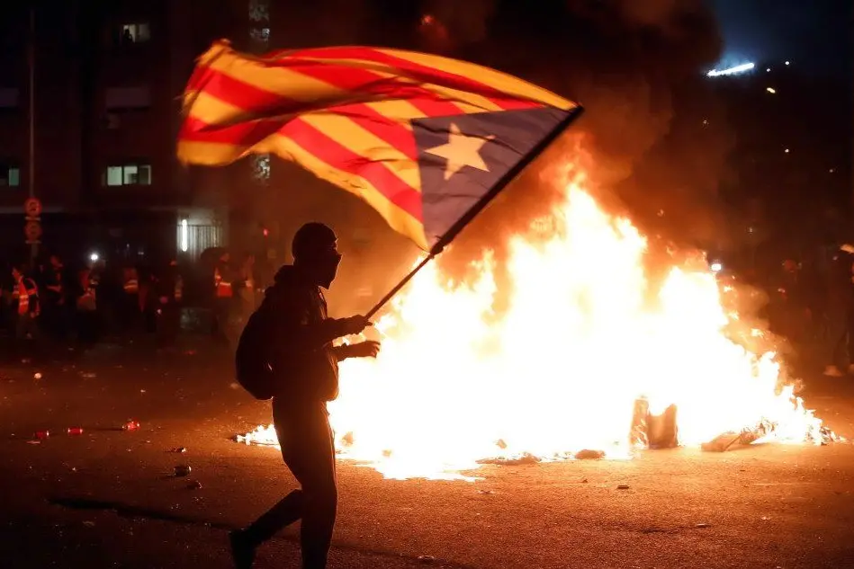 Barcellona, scontri tra indipendentisti e polizia