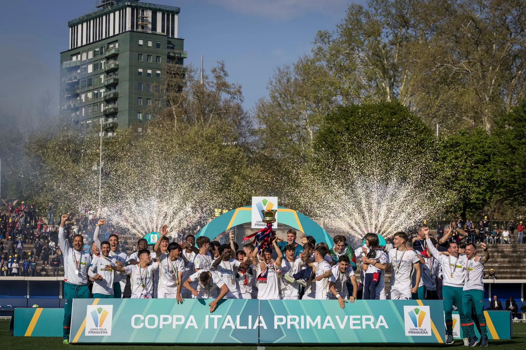Il Cagliari di Pisacane festeggia all'Arena di Milano la Coppa Italia Primavera