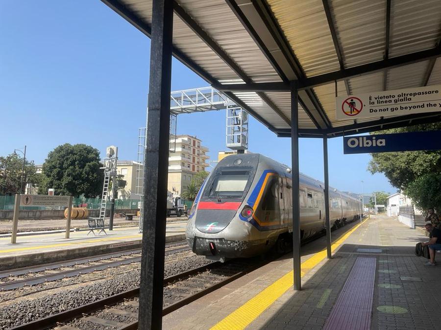 Olbia, aggredisce una donna che si rinchiude nel bagno della stazione e poi la polizia: fermato col taser