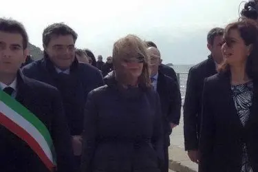 Il presidente della Camera Laura Boldrini durante una passeggiata nel Lungomare Sant'Elia accompagnata dalla deputata Caterina Pes, dal sindaco di Cagliari Massimo Zedda e dal presidente del Consiglio regionale Gianfranco Ganau