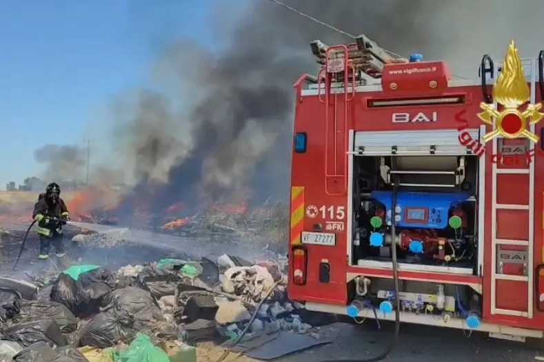 Incendio nel campo rom sulla 387