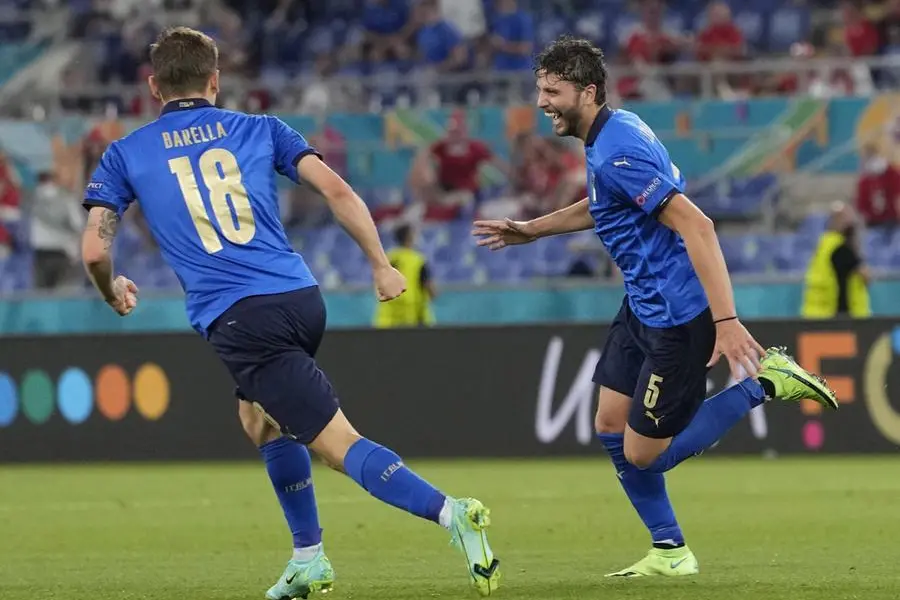 Manuel Locatelli festeggiato da Nicolò Barella dopo il secondo gol azzurro (Ansa)