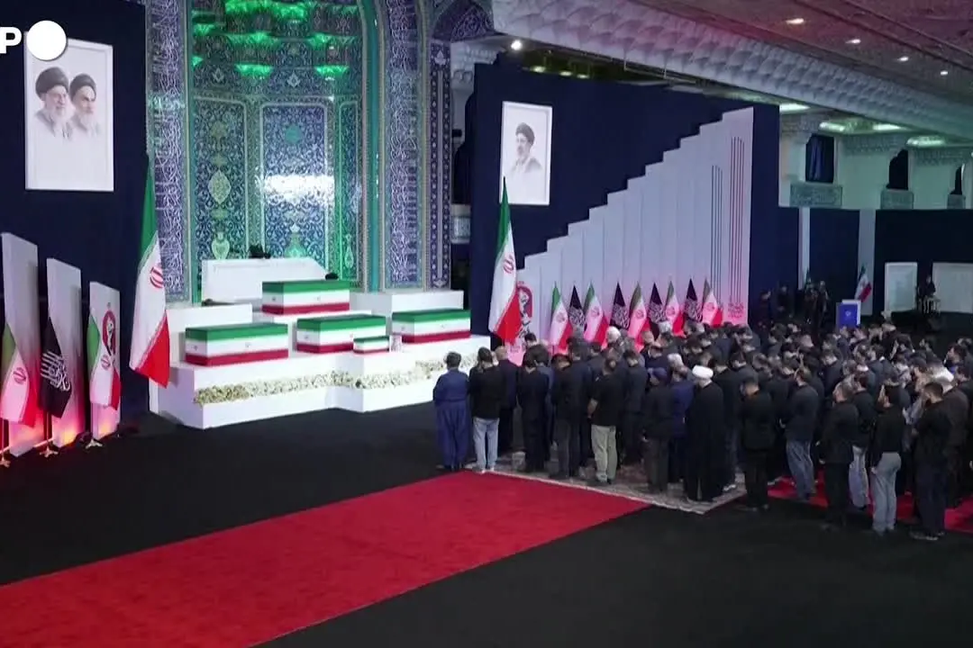 Esposte a Teheran bare di Khamenei e famiglia: "Lo vendicheremo"