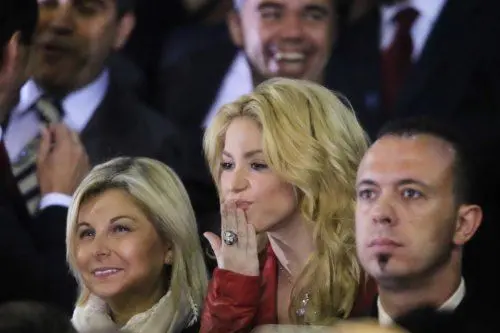 Shakira in tribuna manda baci al suo Piquè