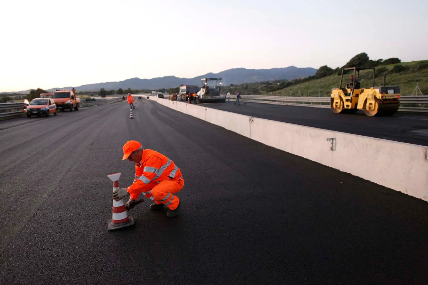 Operai al lavoro sulla Statale 554