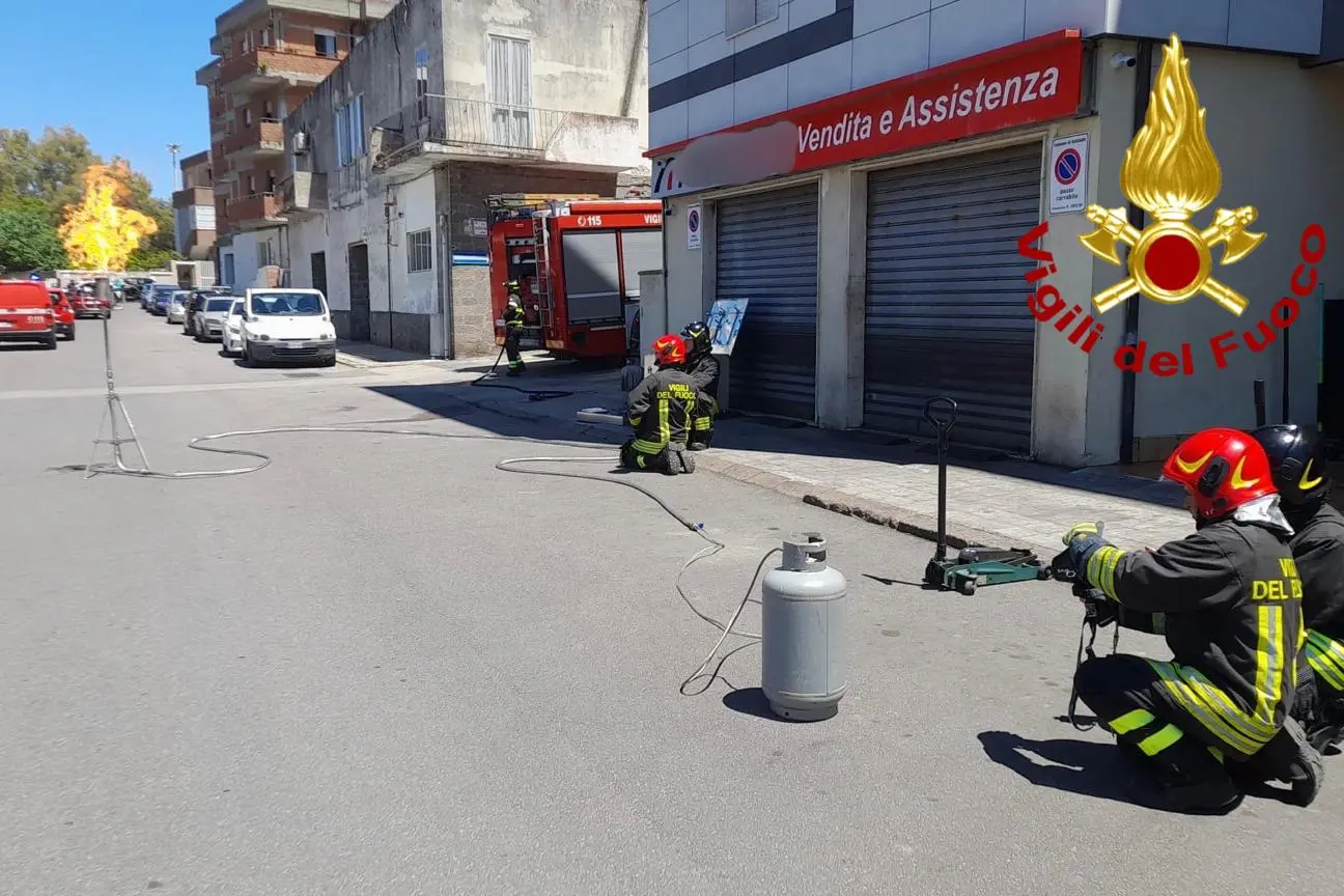 Incendio a Sassari, l'intervento dei vigili del fuoco