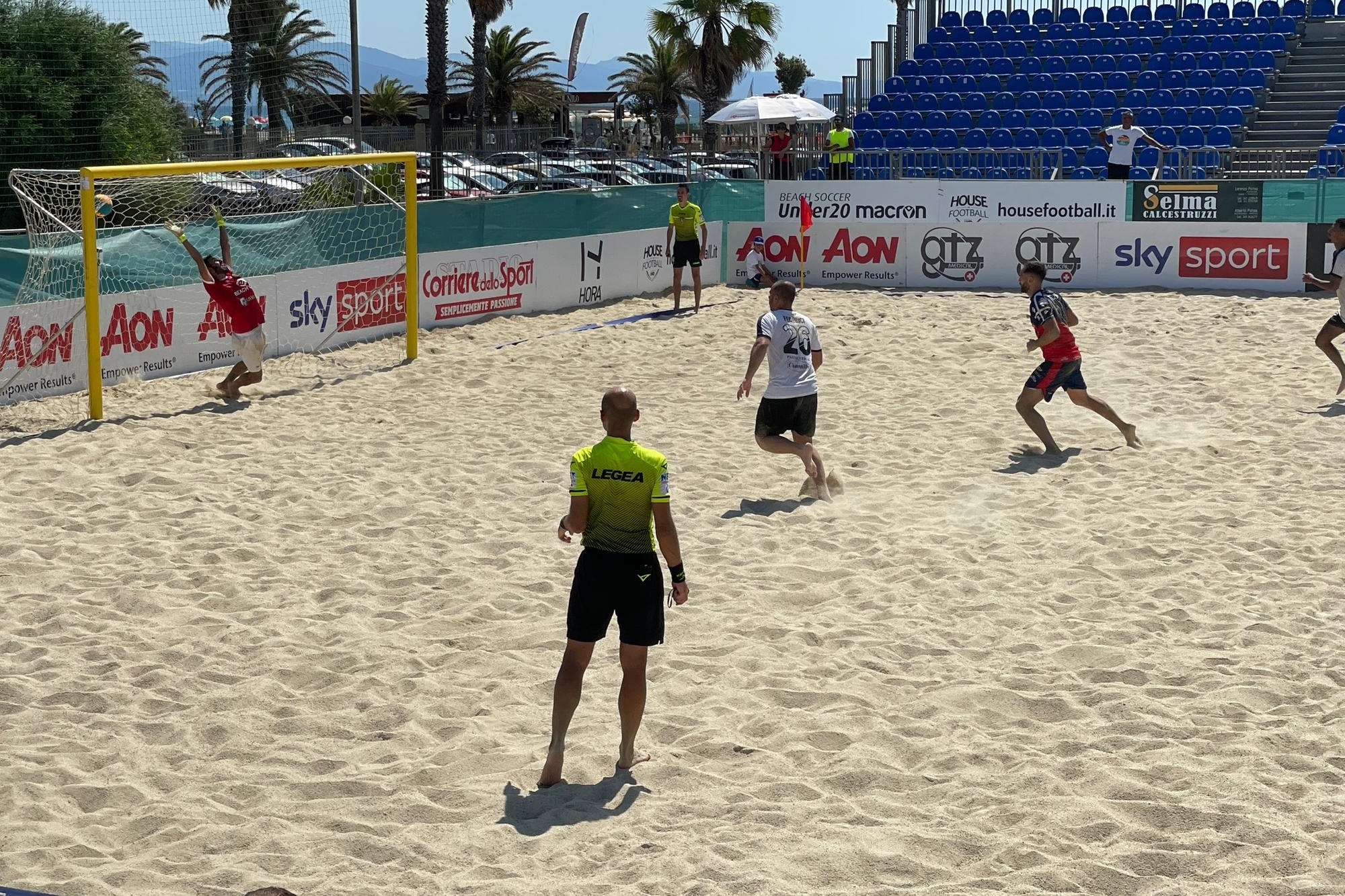 Il rigore trasformato da Gianluca Podda, settimo degli otto gol del Cagliari Beach Soccer (foto Spignesi)